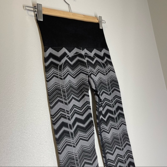 Lululemon Ebb To Street Leggings Black Gray Heathered Slate
Chevron Size 2 Women - Picture 8 of 8
